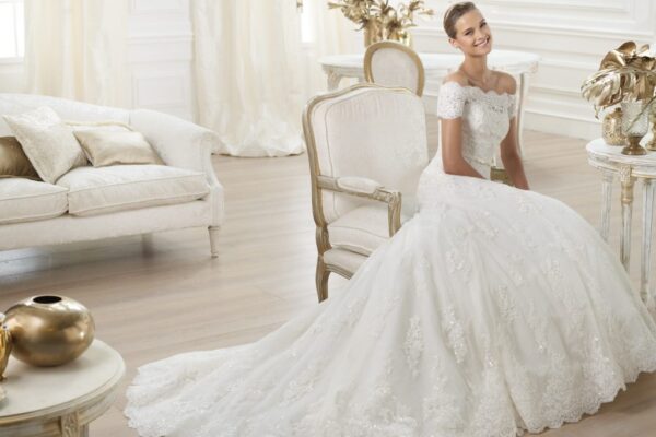 Kayık Yaka Gelinlik Hakkında Bilinmesi Gerekenler