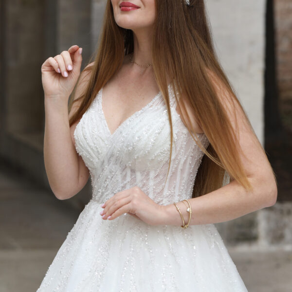 Askılı Kalp Yaka Payetli Simli Tüllü İnci ve Payet İşlemeli A Kesim Gelinlik