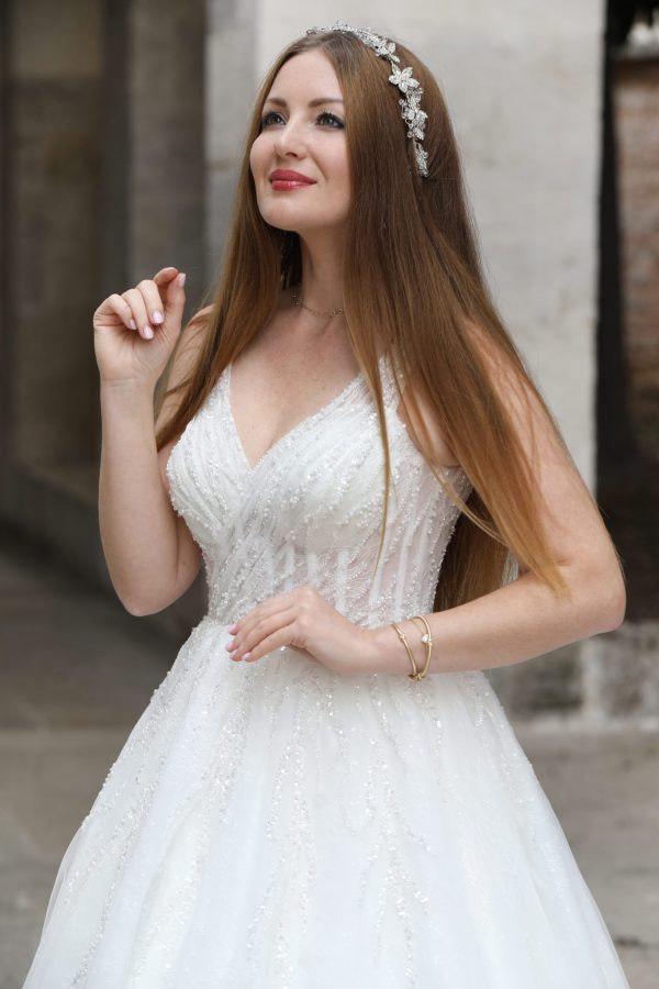 Kalp Yaka Askılı Payetli Simli Tül A Kesim Gelinlik