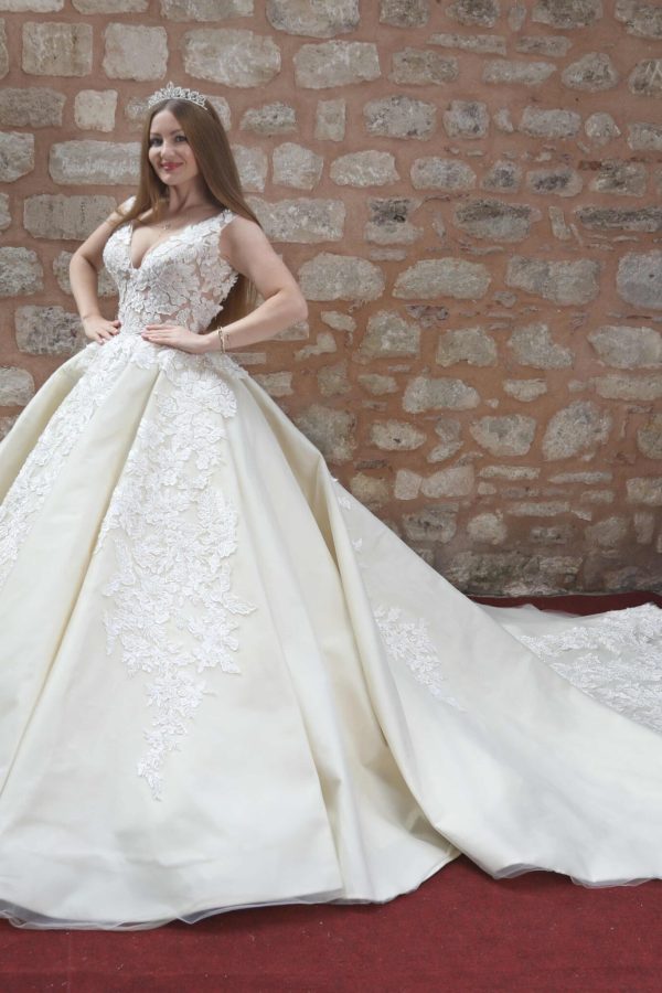 Askili V Yaka Tul Uzerine Cicekli Dantel Islemeli Hacimli A Kesim Gelinlik scaled | Home