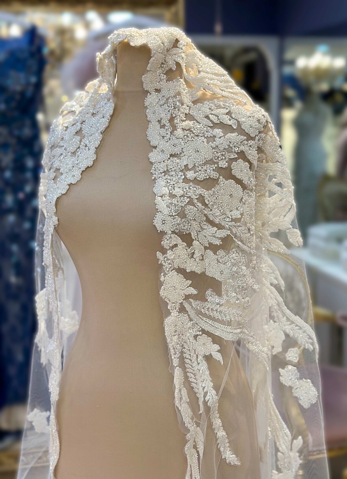 Baş Kısmı Yoğun Kristal İşlemeli Dantelli Tül Duvak - Görsel 1