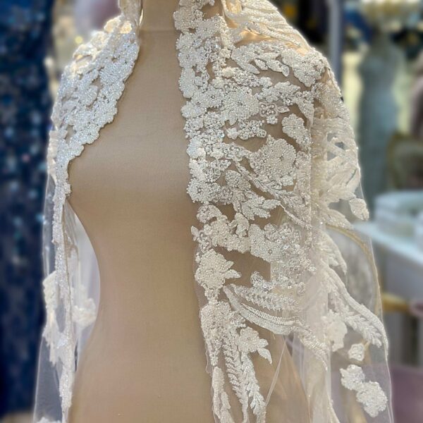 Baş Kısmı Yoğun Kristal İşlemeli Dantelli Tül Duvak