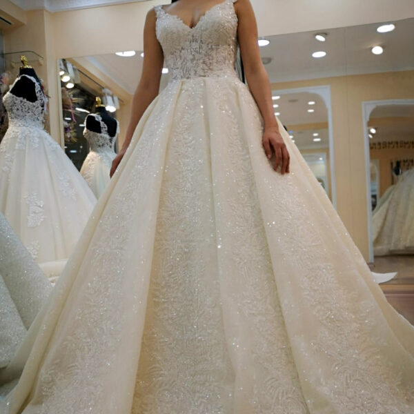 Dekolteli V Yaka İşlemeli Dantel Detaylı Hacimli A Kesim Gelinlik