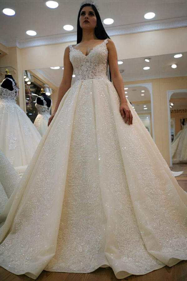 Dekolteli V Yaka İşlemeli Dantel Detaylı Hacimli A Kesim Gelinlik