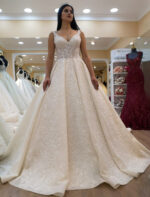 Decollete V-Neck Embroidered Lace Detailed Voluminous A-Line Wedding Dress - Image 2