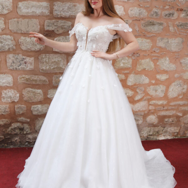 Derin Dekolteli Kalp Yaka Düşük Askılı Üç Boyutlu Çiçekli Lez Dantelli A Kesim Gelinlik