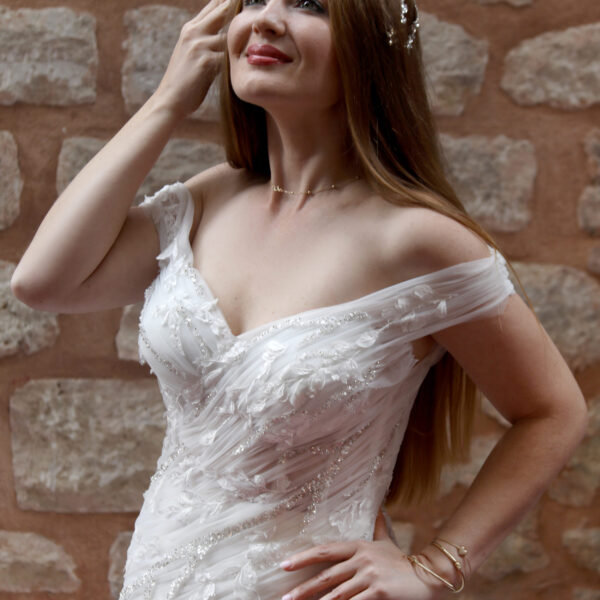 Drapeli Kalp Yaka Düşük Askılı Gümüş ve Çiçek İşlemeli Balık Gelinlik