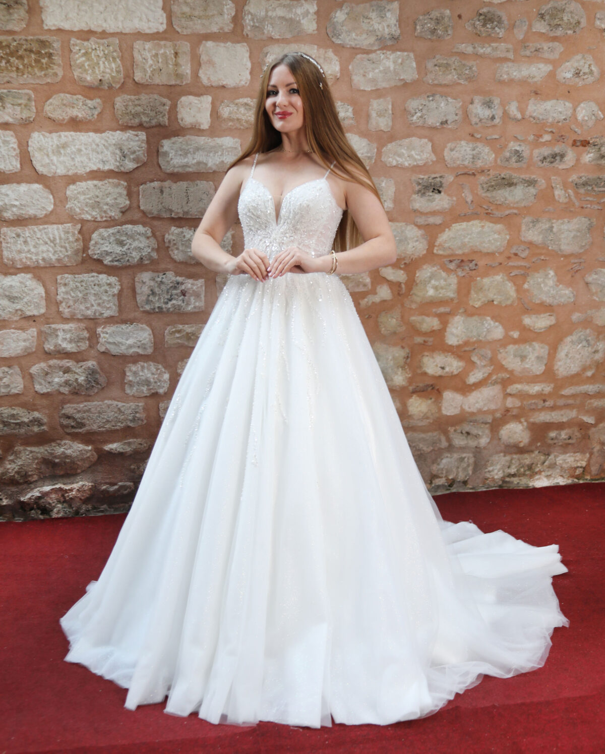 Drapeli Kedi Yaka İnce Askılı İşlemeli ve Payetli Dantel Simli Tüllü A Kesim Gelinlik - Görsel 1