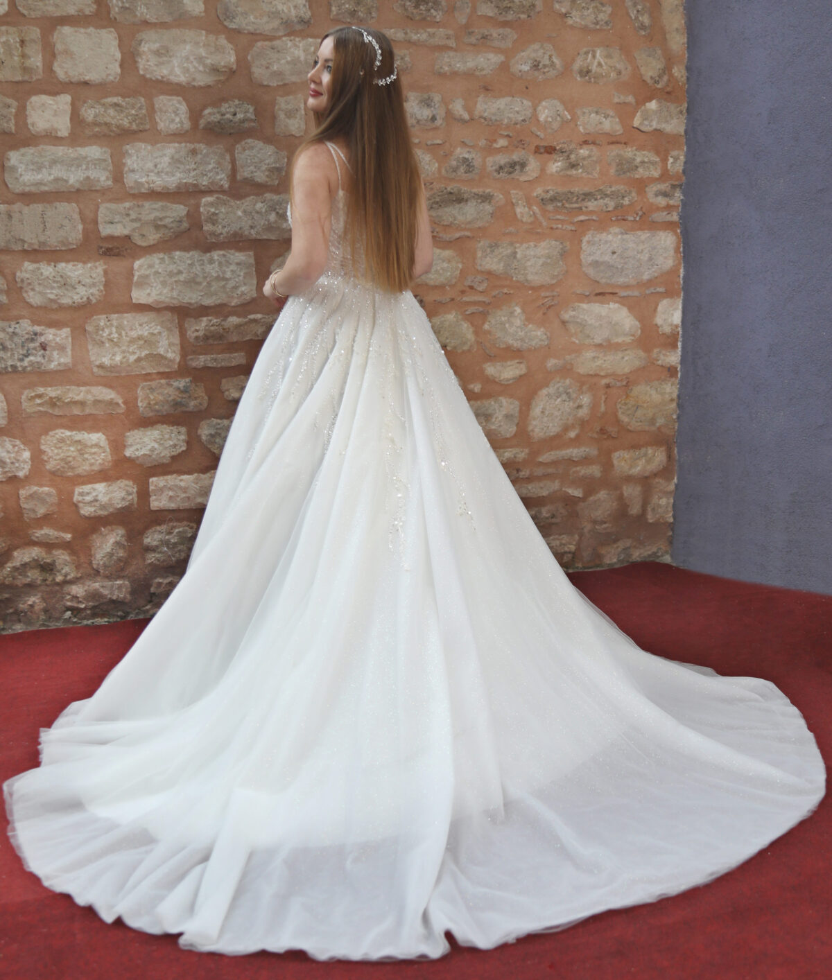 Drapeli Kedi Yaka İnce Askılı İşlemeli ve Payetli Dantel Simli Tüllü A Kesim Gelinlik - Görsel 3