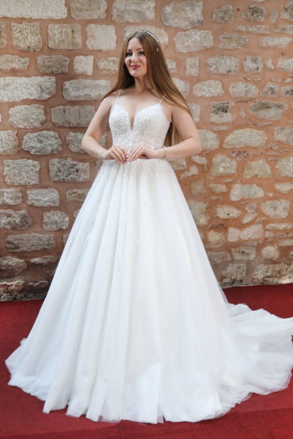 Drapeli Kedi Yaka İnce Askılı İşlemeli ve Payetli Dantel Simli Tüllü A Kesim Gelinlik