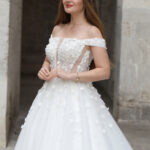 Düz Transparan Yaka Düşük Askı Üç Boyutlu Çiçek İşlemeli A Kesim Gelinlik