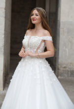 Düz Transparan Yaka Düşük Askı Üç Boyutlu Çiçek İşlemeli A Kesim Gelinlik