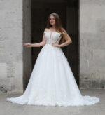 Düz Transparan Yaka Düşük Askı Üç Boyutlu Çiçek İşlemeli A Kesim Gelinlik - Görsel 2