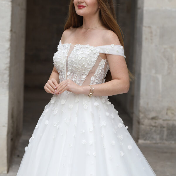 Düz Transparan Yaka Düşük Askı Üç Boyutlu Çiçek İşlemeli A Kesim Gelinlik