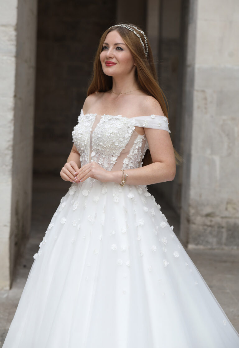 Duz Transparan Yaka Dusuk Aski Uc Boyutlu Cicek Islemeli A Kesim Gelinlik | İndirimli Gelinlikler