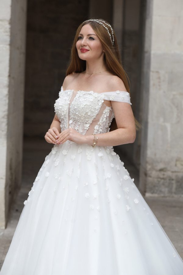 Düz Transparan Yaka Düşük Askı Üç Boyutlu Çiçek İşlemeli A Kesim Gelinlik