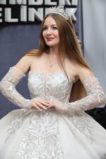 Düz Yaka Eldivenli Gümüş İşlemeli Prenses Gelinlik