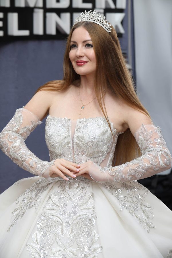 Duz Yaka Eldivenli Gumus Islemeli Prenses Gelinlik 2 scaled | Home