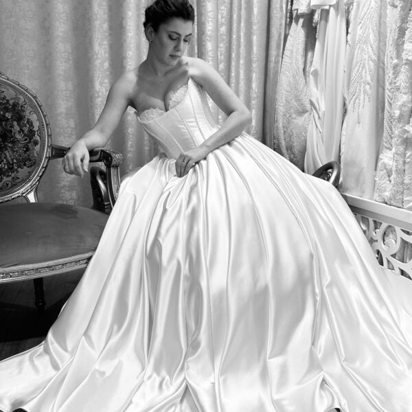 Düz Yaka Saten V Bel A Kesim Gelinlik