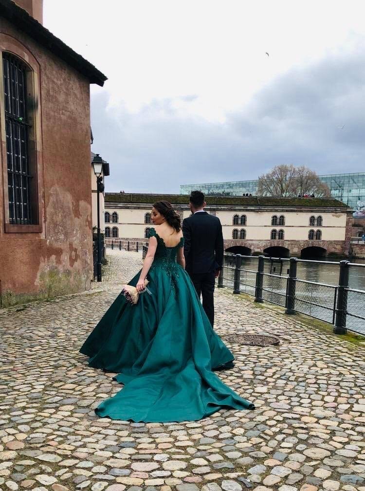 Islemeli Dantel Saten Derin Sirt Dekolteli V Yaka Askili Hacimli A Kesim Nisanlik 1 | HG Gelinleri