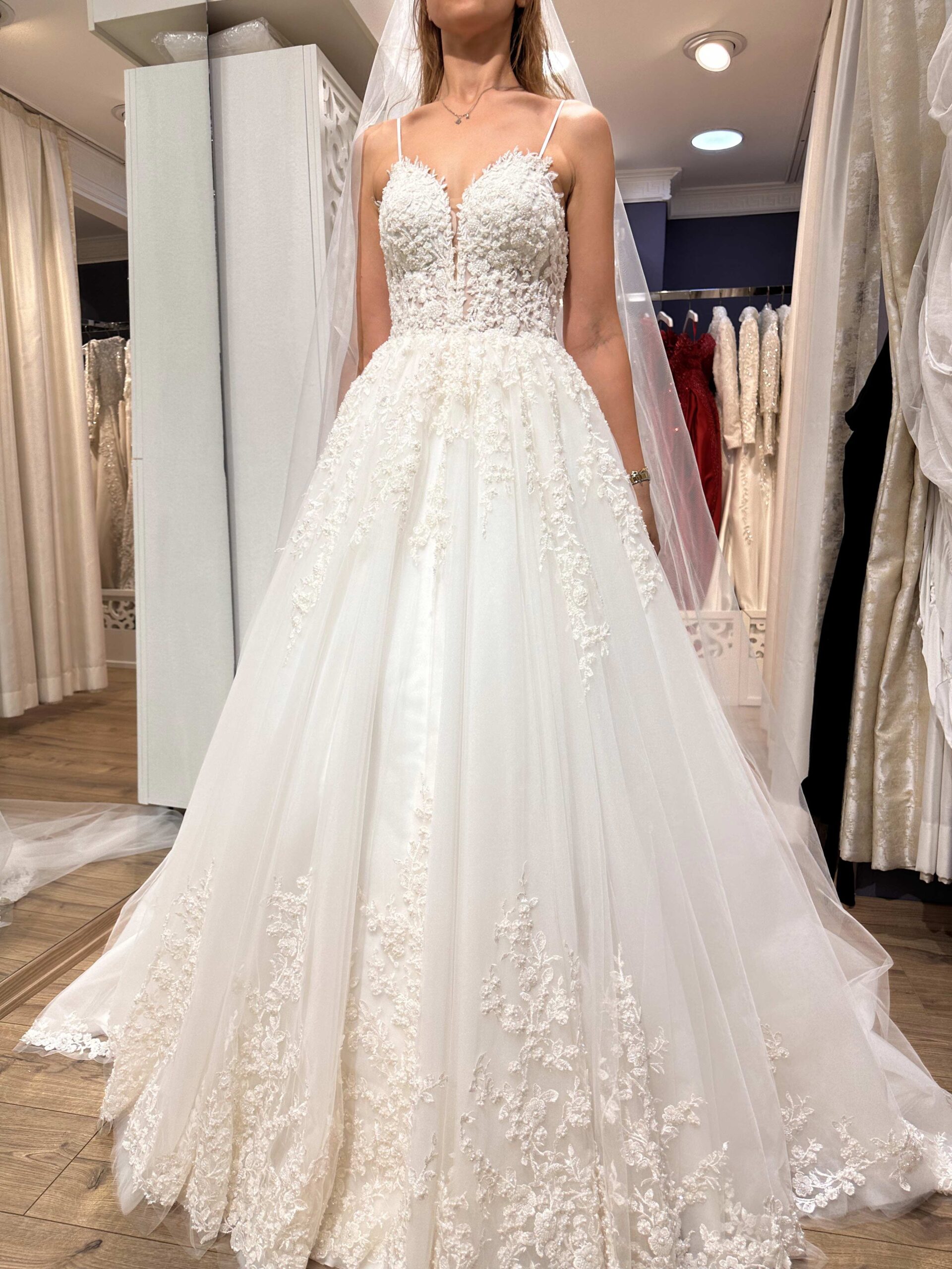 Islemeli Dantel Tul Kedi Yaka Ince Askili A Kesim Gelinlik scaled | HG Gelinleri