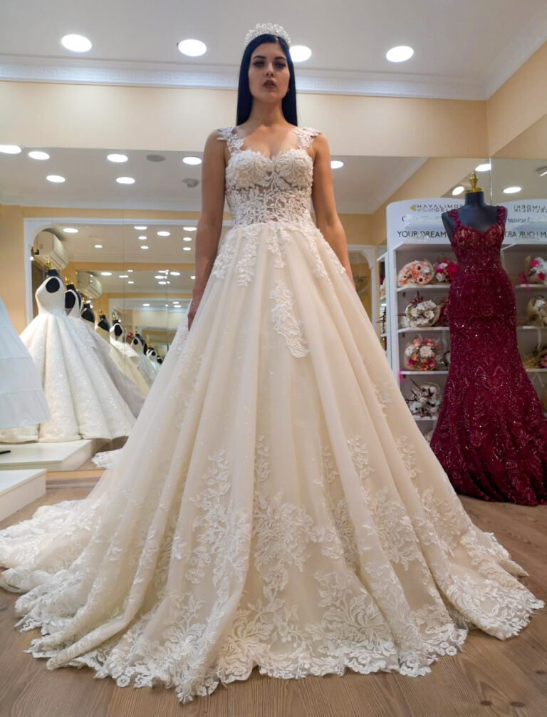 Kalp Yaka Cicekli Dantel Detayli Tul Gelinlik | İndirimli Gelinlikler