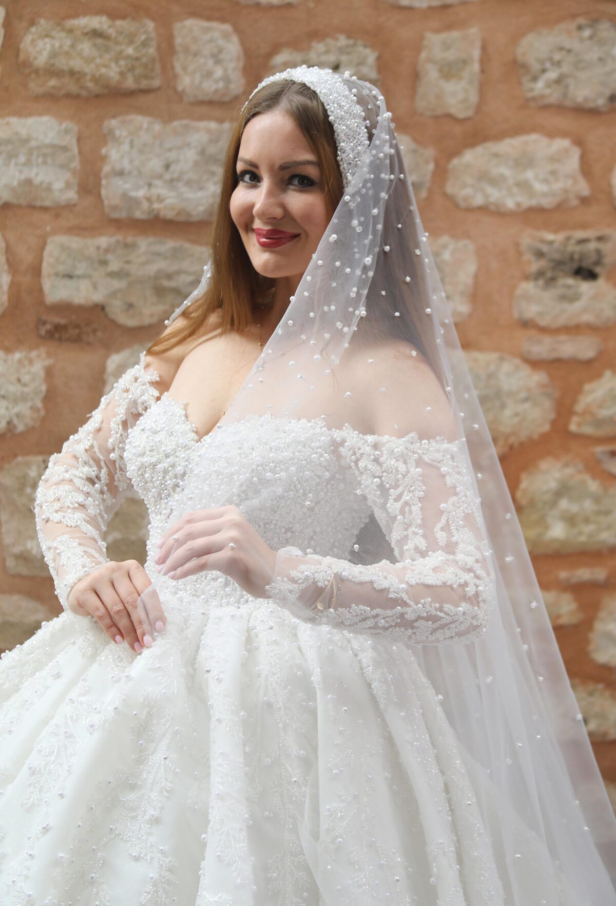 Kalp Yaka Uzun Kollu Yoğun İşlemeli Prenses Gelinlik - Görsel 3