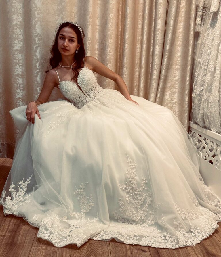 Kedi Yaka Islemeli Dantelli Tul Etek A Kesim Gelinlik | İndirimli Gelinlikler