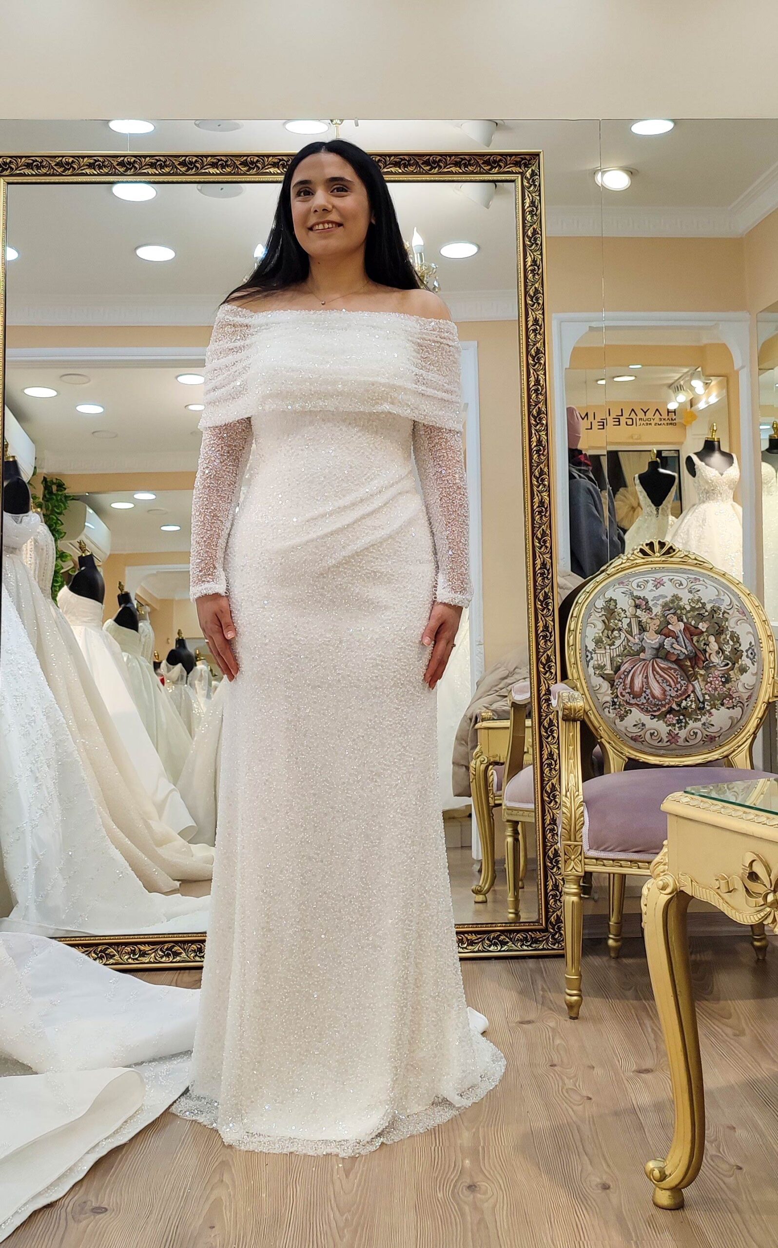 Komple Boncuk ve Payet Islemeli Tul Likrali Saten Duz Yaka Uzun Kollu Duz Dar Kesim Balik Gelinlik scaled | HG Gelinleri