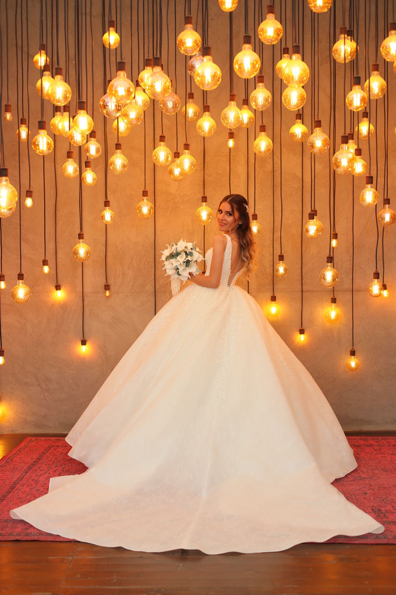 Komple Islemeli Dantel Derin Sirt Dekolteli V Yaka Askili Prenses Gelinlik 1 | HG Gelinleri