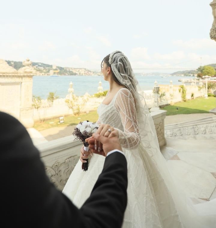 Komple Islemeli Dantel Kare Yaka Uzun Dar Kol Hacimli Prenses Gelinlik | HG Gelinleri