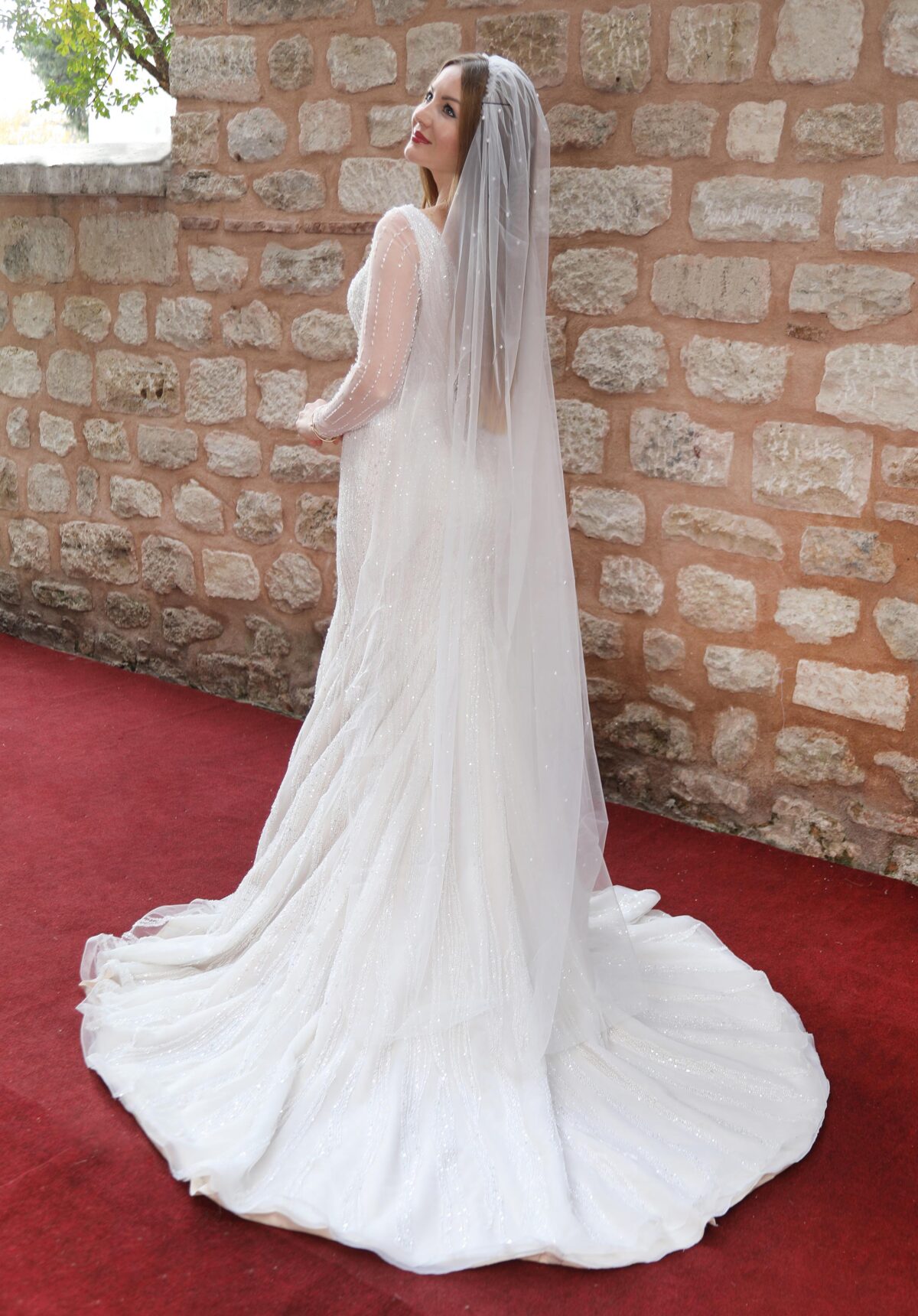 Komple Kristal İşlemeli V Yaka Uzun Kollu Derin Sırt Dekolteli Balık Gelinlik - Görsel 3