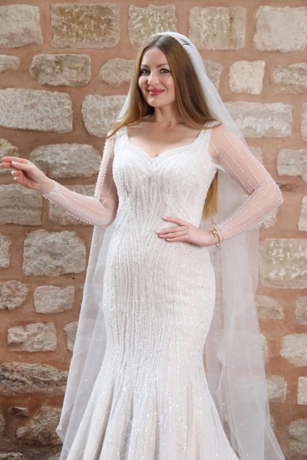 Komple Kristal Islemeli V Yaka Uzun Kollu Derin Sirt Dekolteli Balik Gelinlik scaled | Home