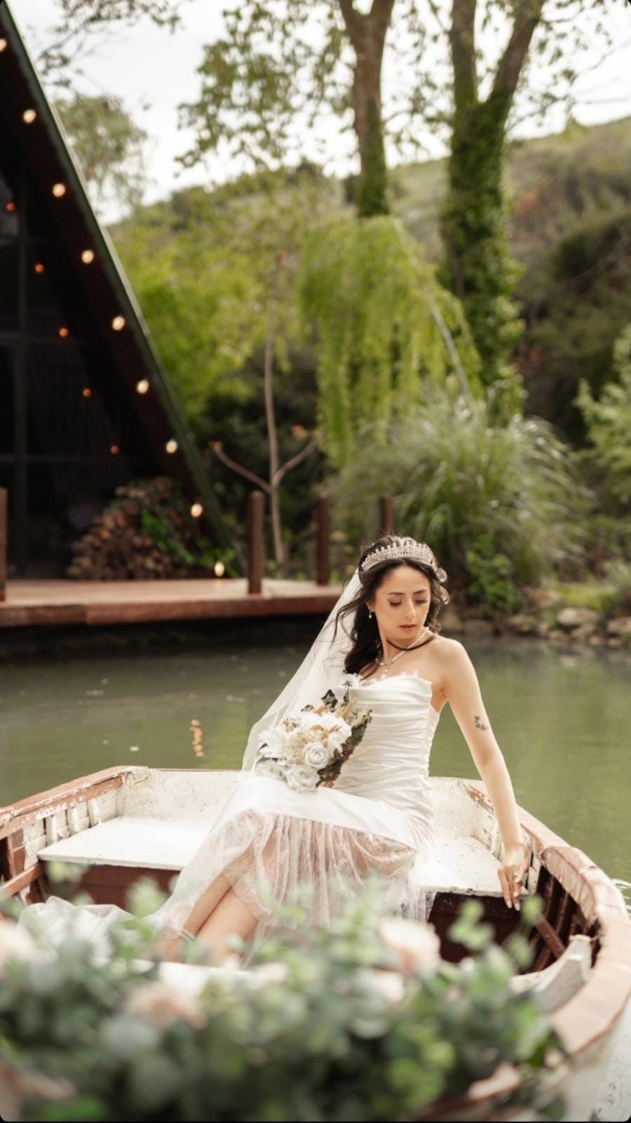 Likrali Saten Lez Dantel Duz Yaka Kolsuz Yirtmacli Balik Gelinlik 2 | HG Gelinleri