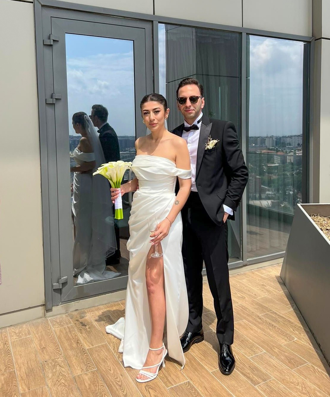 Likrali Saten Straplez Duz Yaka Dusuk Askili Yirtmacli Duz Dar Kesim Gelinlik 1 | HG Gelinleri