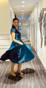 Likralı Saten V Yaka Dar Mini Kol Kloş Abiye - Görsel 2