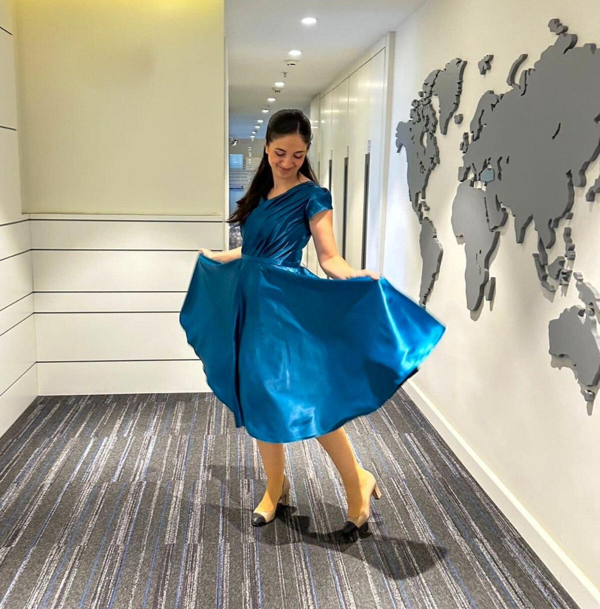 Likralı Saten V Yaka Dar Mini Kol Kloş Abiye - Görsel 6