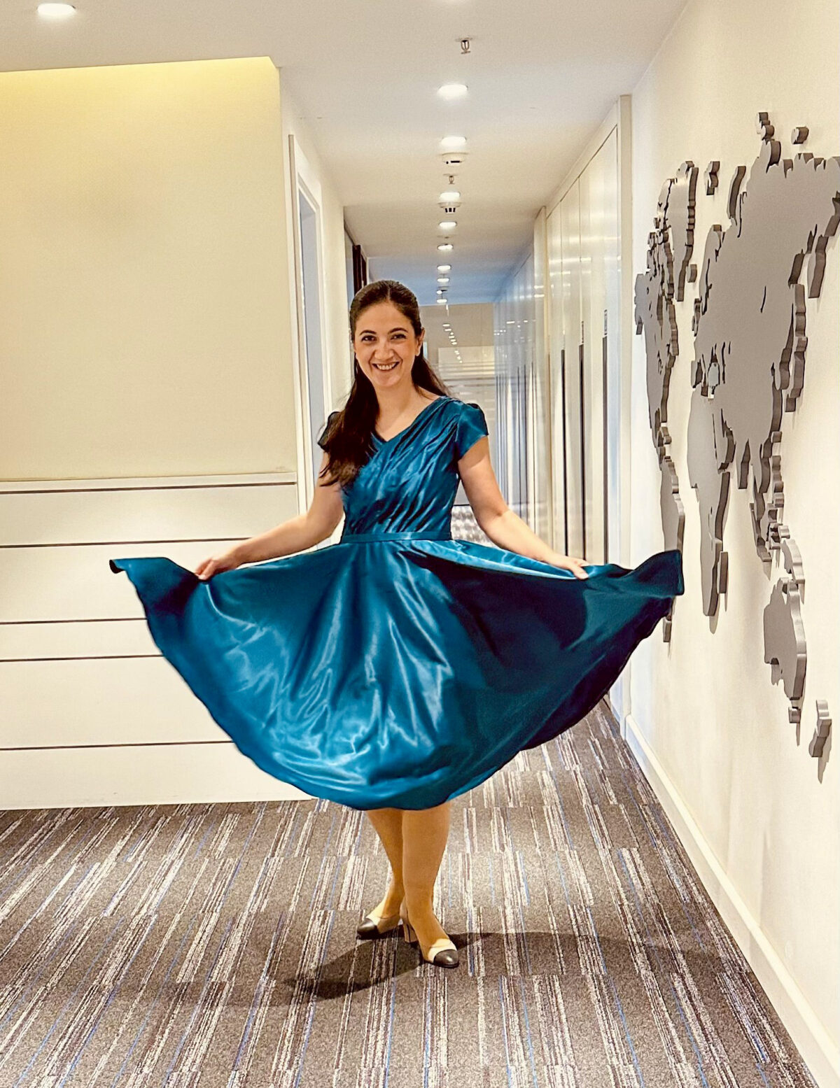 Likralı Saten V Yaka Dar Mini Kol Kloş Abiye - Görsel 5