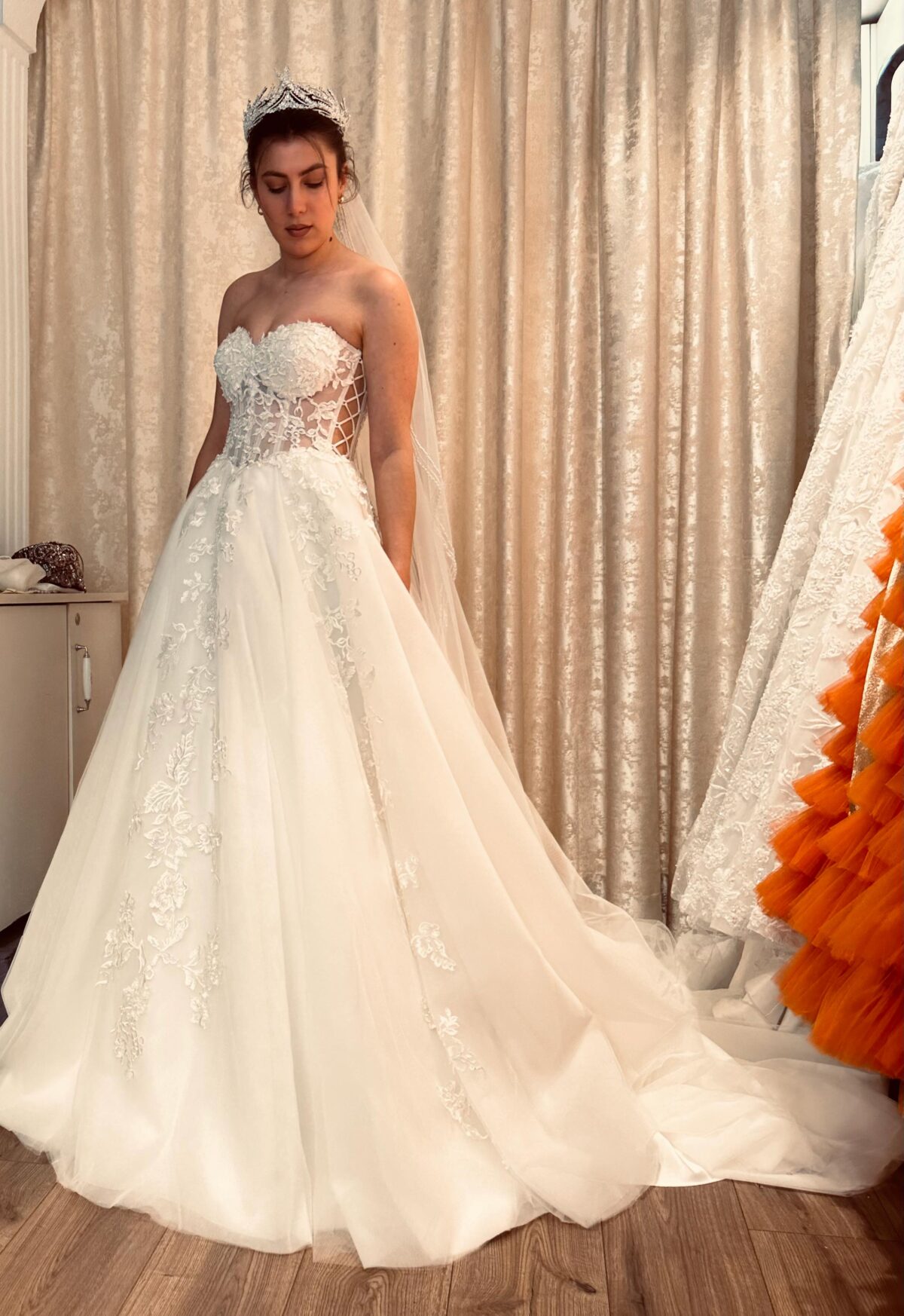 Straplez Kalp Yaka İşlemeli Aplikli A Kesim Gelinlik - Görsel 2