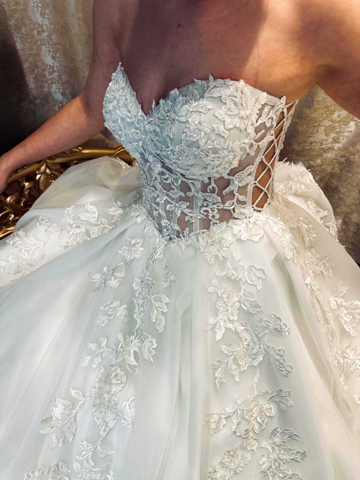 Straplez Kalp Yaka İşlemeli Aplikli A Kesim Gelinlik - Görsel 3