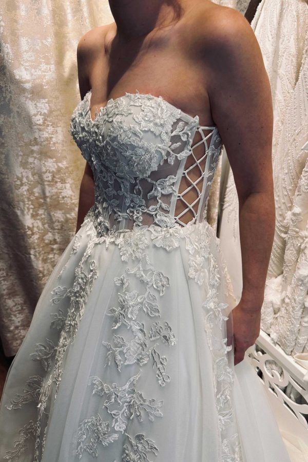 Straplez Kalp Yaka Islemeli Aplikli A Kesim Gelinlik 2 scaled | Home