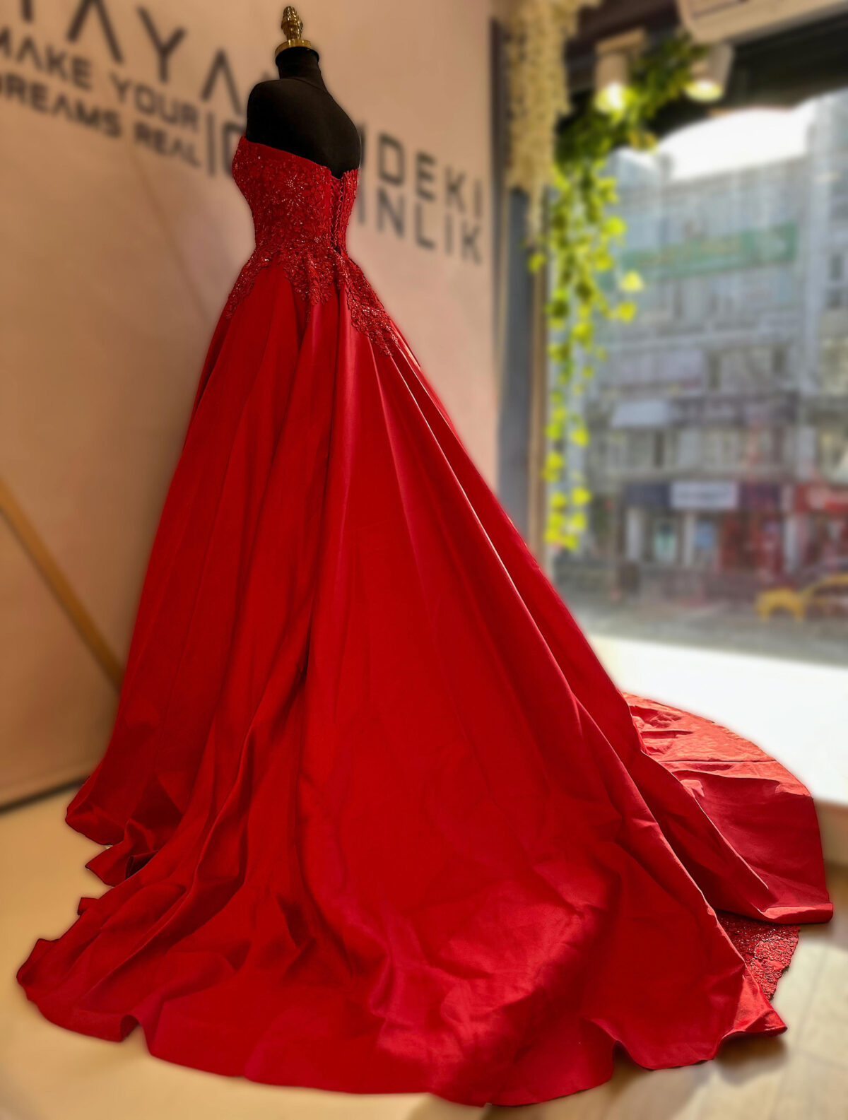 Straplez Kalp Yaka İşlemeli Aplikli Saten A Kesim Abiye - Görsel 5