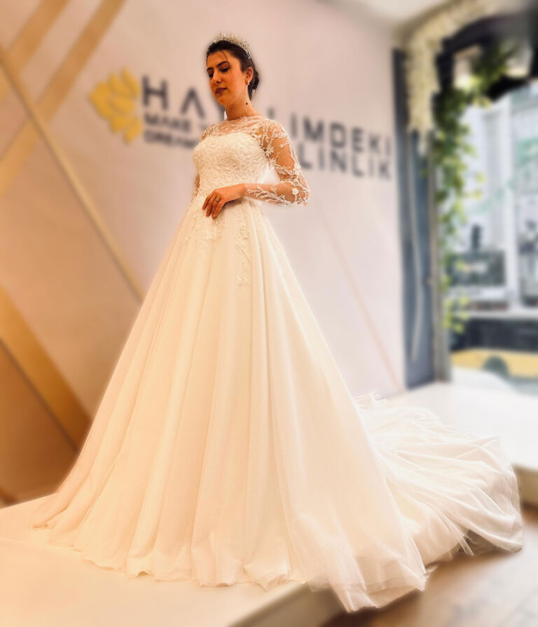 Transparan Tullu Duz Yaka Islemeli Dantelli Ipek Tullu A Kesim Gelinlik | İndirimli Gelinlikler