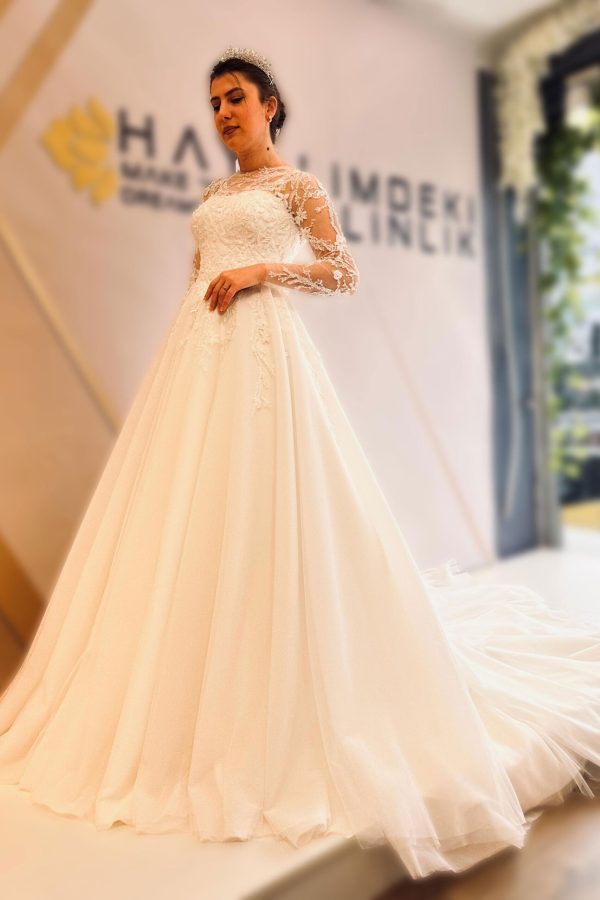 Transparan Tullu Duz Yaka Islemeli Dantelli Ipek Tullu A Kesim Gelinlik scaled | Anasayfa