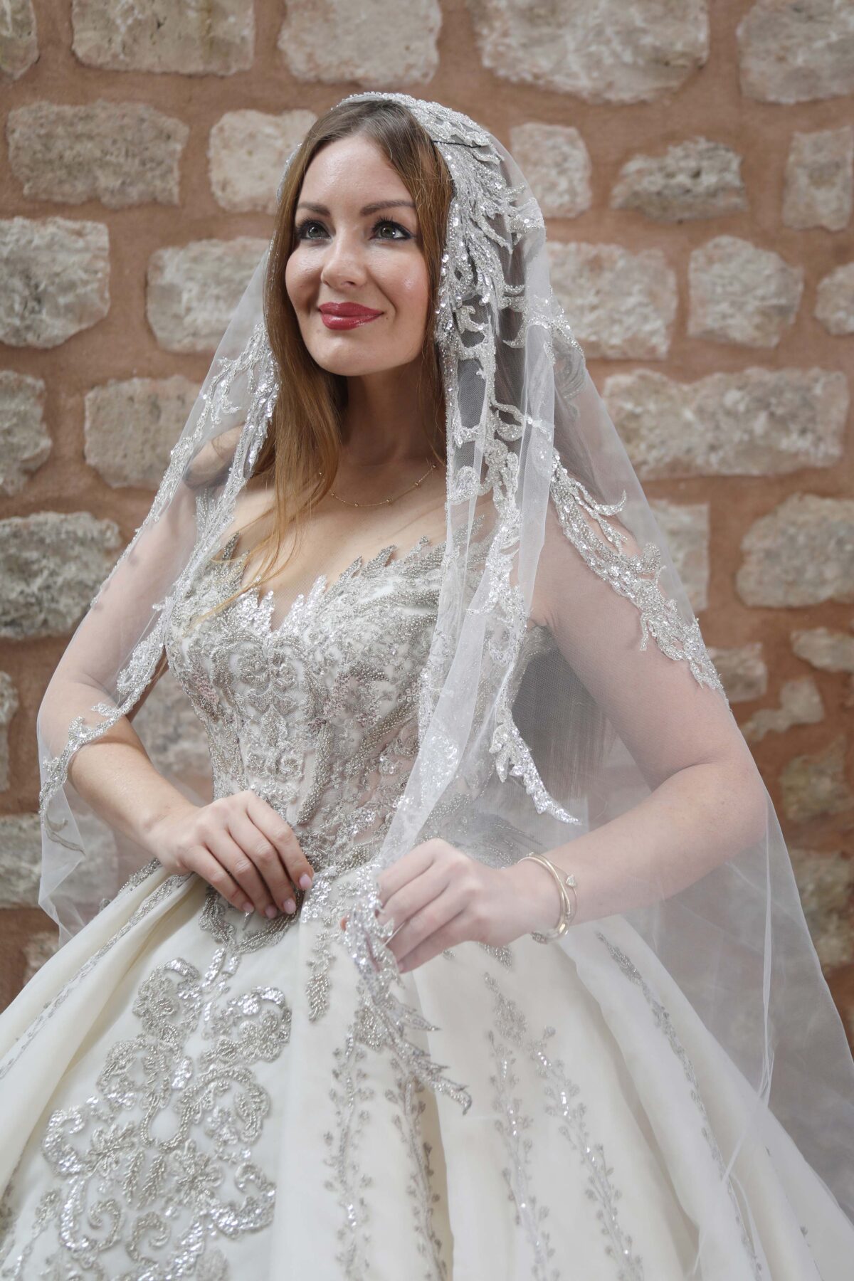 Transparan Tüllü Kalp Yaka Gümüş İşlemeli Dantel Hacimli A Kesim Gelinlik - Görsel 1