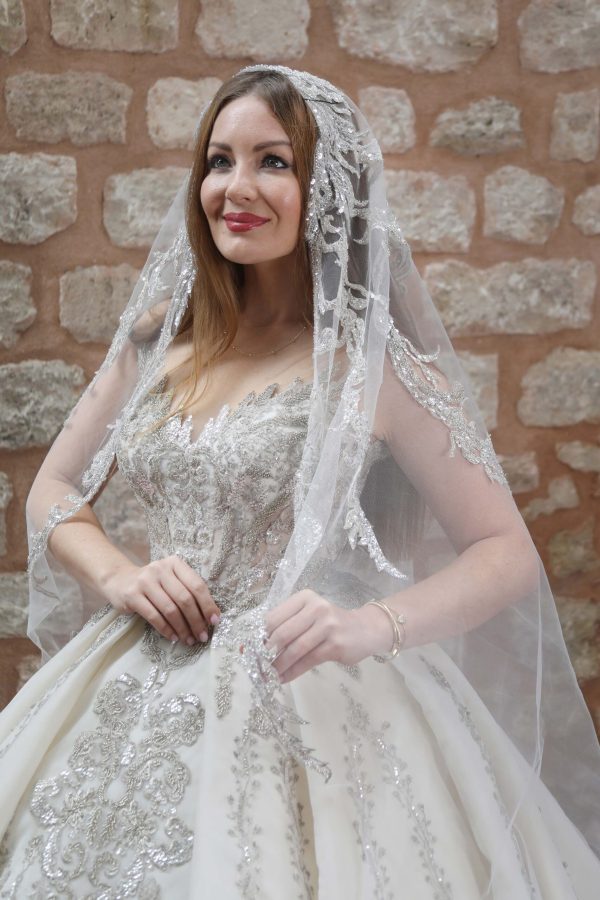 Transparan Tullu Kalp Yaka Gumus Islemeli Dantel Hacimli A Kesim Gelinlik 1 scaled | Anasayfa