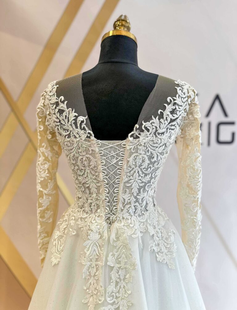 Transparan Tullu Kalp Yaka Uzun Kollu Islemeli Dantelli Tul Etek A Kesim Gelinlik 5 | İndirimli Gelinlikler