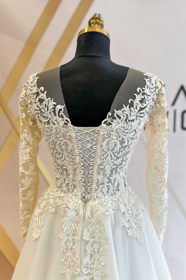 Transparan Tullu Kalp Yaka Uzun Kollu Islemeli Dantelli Tul Etek A Kesim Gelinlik 5 scaled | Anasayfa