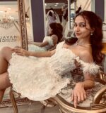 Üç Boyutlu Çiçekli Tüy Detaylı Düşük Askılı Kalp Yaka After Party Elbise - Görsel 6