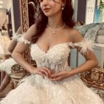 Üç Boyutlu Çiçekli Tüy Detaylı Düşük Askılı Kalp Yaka After Party Elbise